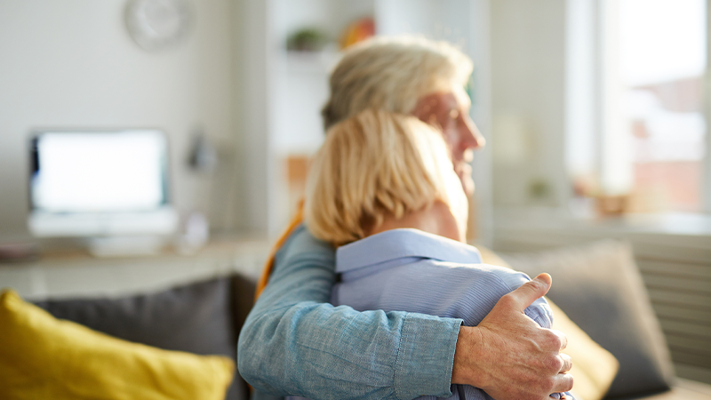 Pflegender Angehöriger kümmert sich um seine Partnerin.